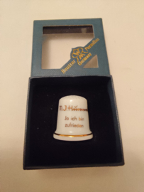 Hummel vingerhoed porcelein meisje met rode paraplu 2,5cm hoog jaar 2006