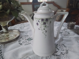Oud  en antieke koffiepot KPM.