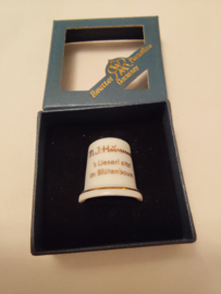 Hummel vingerhoed porcelein meisje zittend op een tak 2,5cm hoog jaar 2011