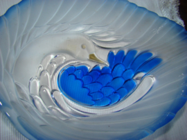 Wit-blauwe glazen schaal met afbeelding van eend of zwaan.