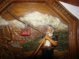 Achtkantig souvenier  van houtsnijwerk hoornblazer uit Zwitserland  .