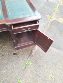 Oud Engels mahonie bureau met groen leer br-180cm omstreeks 1950 nr B202410