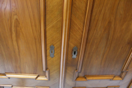Eiken 2-deurskast met dubbele toog en planken omstreeks 1900-1910 nr 10023