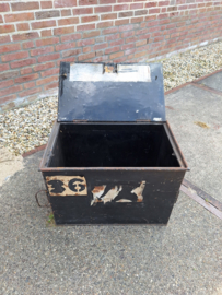 Oude metalen kist Engels omstreeks 1920 met sticker 36 erop nr KK20247