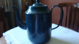 Oude blauwe emaille koffiepot met biesje.