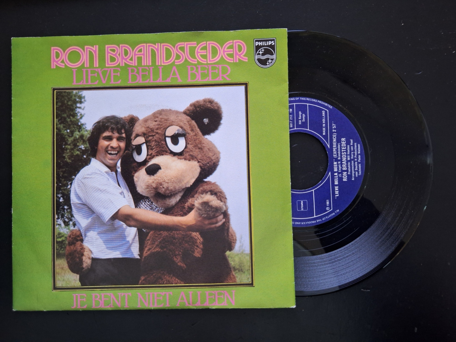 Ron Brandsteder met Lieve bella beer 1981 Single nr S20221527
