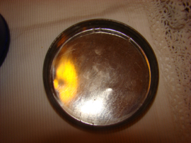 Blauw glazen pot met schroefdeksel.