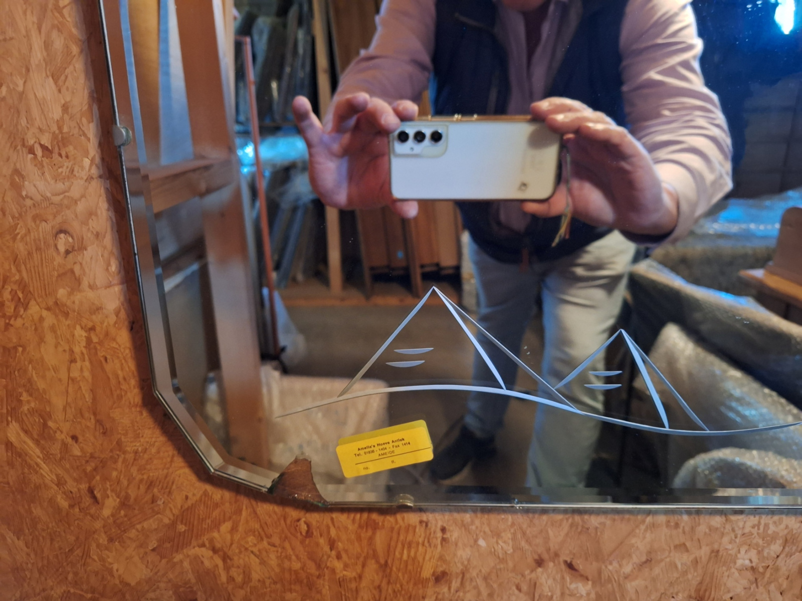 S68 Facet geslepen spiegel met achterin een palmboom en pyramides geslepen