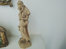 Oud en antiek Maria beeld met kindeke Jezus houtsnijwerk.