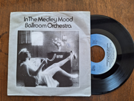 Canadian ballroom orchestra in the medley mood met In the mood 1982 Single nr S20232645