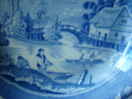 Oud wandbord   blauwwit met afbeelding vissers in bootje.