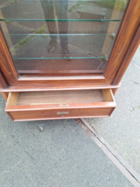 Antieke mahonie glaskast of vitrine met glazen verstelbare planken h-213cm 1890-1900 nr K202431