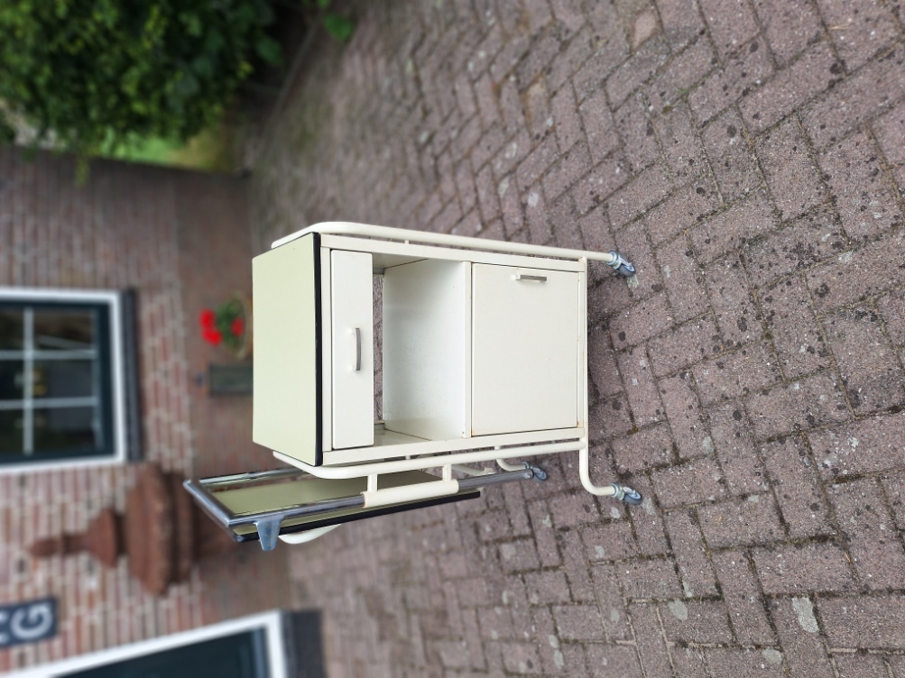 Ziekenhuis nachtkastje hoogte verstelbaar blad inklapbaar 1-la en deurtjes nr  N202513
