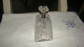 Kristallen parfumfles. Sheffield. Russisch slijpsel.Zilveren nek.