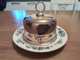 Botervloot keramiek wit blauw met verzilverd deksel.