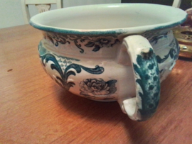 Po of nachtspiegel wit met blaugroene motieven. Merk empire works 1896-1912.