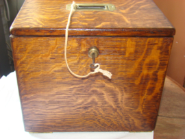 Antieke houten kist of kastje met zes laden.  Verkocht.