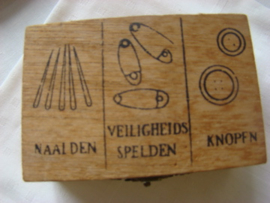 Houten doosje voor naalden,spelden en knopen.