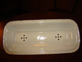 Wit emaille deksel voor een  kammenbakje.