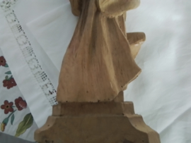 Oud en antiek Maria beeld met kindeke Jezus houtsnijwerk.