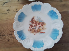 Set van twee blauw-witte bordjes met cupido en cherubijntjes.
