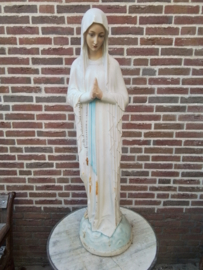 Groot beeld Onze Lieve Vrouwe van Banneux Maagd der Armen.