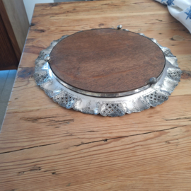 Oud of antiek dienblad met verzilverde rand.