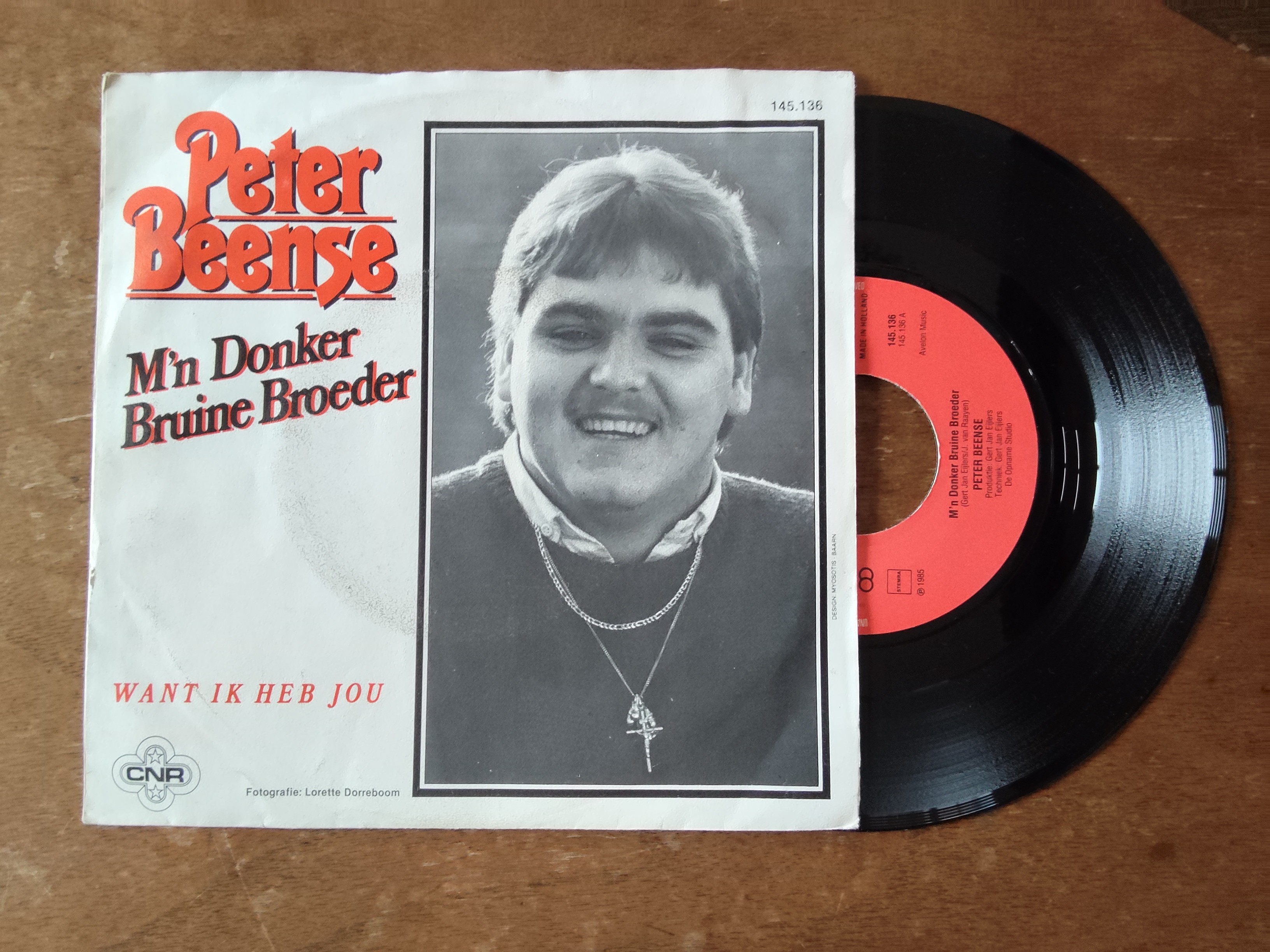Peter Beense met M'n donker bruine broeder 1985 Single nr S20257015