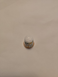 Vingerhoed porcelein opdruk November 2,6cm hoog inscriptie Finsbury Fine Bone China made in England