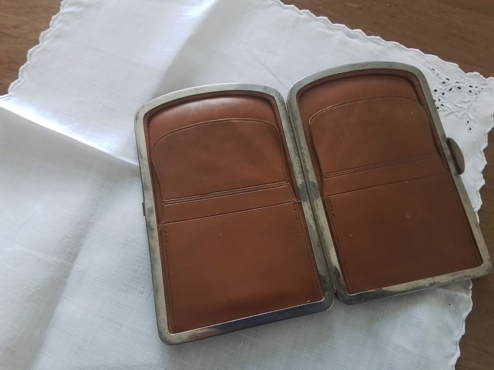 Oude en antieke leren portefeuille of kaarthouder.