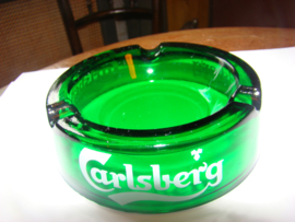 Groene glazen  asbak  met reclame Carlsberg