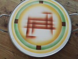 Art deco taartplateau met metalen zilverkleurige rand. Met tinten groen, geel en bruin.