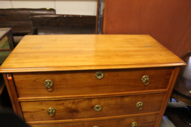 Antieke kersenhouten commode met geïntegreerde bureaulade nr 10031