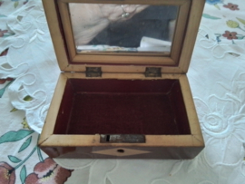 Oud en antiek ingelegd mahonie houten sieradendoosje.