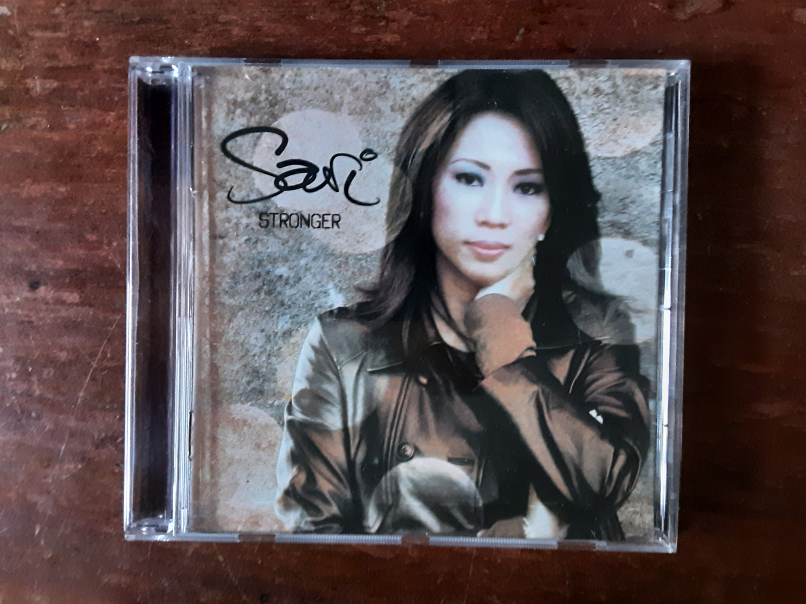 Sari met Stronger 2009 CD nr CD2024610