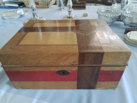 Oude en antieke  houten doos   geometrisch inlegwerk.