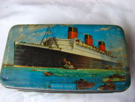 Oude blikken trommel met afbeelding van het schip "Queen Mary" VERKOCHT