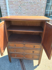 Oud eiken engels kastje met 2 deuren en 3 laden 1930-1940 h-122cm nr K202428