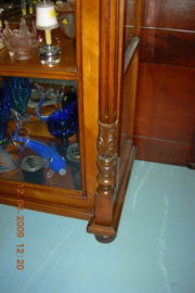 Vitrine van notenhout