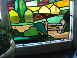 Oud glas in lood raam met afbeelding van een kerktoren. VERKOCHT