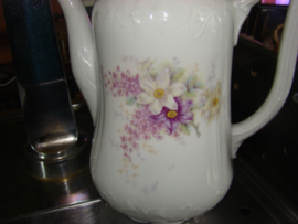 Antieke porceleinen koffiepot met bloemen.