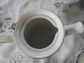 Oud  en antieke koffiepot KPM.