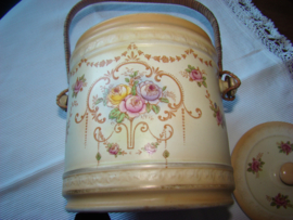 Koekpot of biscuitbarrel Crown Ducal Ware.