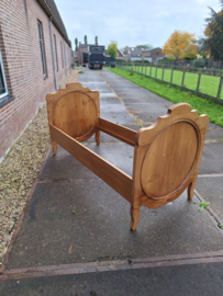 Antiek grenen bed Duits met rond paneel van omstreeks 1880-1890 nr 20248