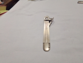Vintage sigarenknipper quilloche of streepjespatroon.