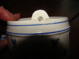 Delftsblauw botervlootje met koe op deksel.