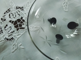 Kristallen bonbonschaaltje geslepen bloemtakje op drie zwart glazen pootjes.