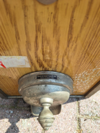 Oude vierkante winkeldispenser metaal met schep en klep 1920-1930 voor bv koffie nr KK202412