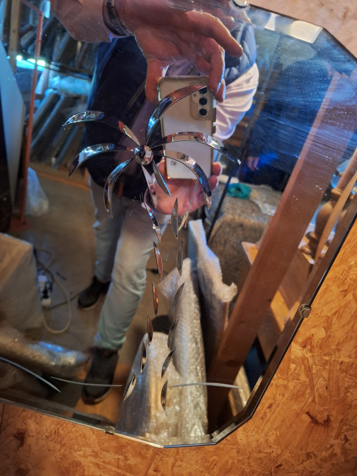 S68 Facet geslepen spiegel met achterin een palmboom en pyramides geslepen
