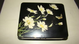 Antieke papier-mache doos beschilderd met margrietjes en vlinder.